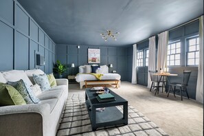 TV - Rutledge Retreat | Quiet | Private Parking! (Charleston)