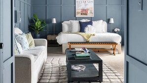Un salon moderne avec un canapé, une table basse et des objets de décoration.