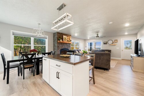 Peaceful Country Getaway w/ Hot Tub & Trails