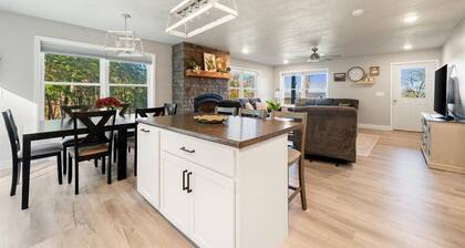 Peaceful Country Getaway w/ Hot Tub & Trails