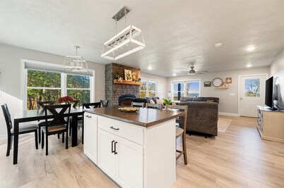 Peaceful Country Getaway w/ Hot Tub & Trails