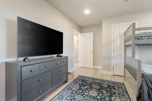 5 عدّة غرف نوم وواي فاي وملاءات أسرّة