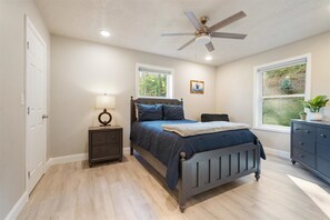 5 bedrooms, WiFi, bed sheets - Peaceful Country Getaway w/ Hot Tub & Trails (Turin)