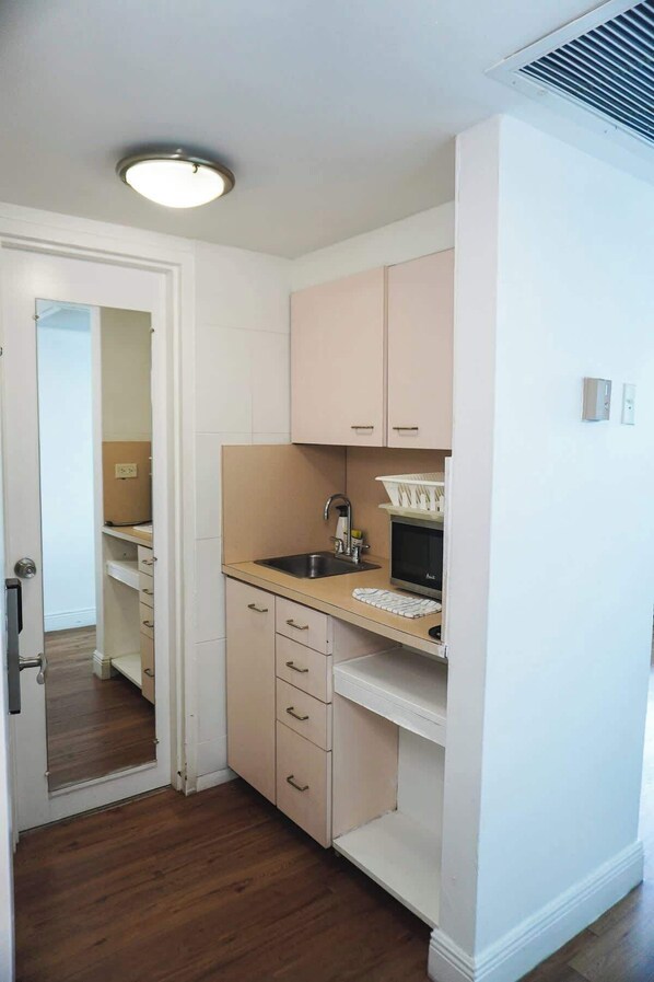 Coffee/tea maker, fridge, microwave, electric kettle