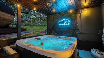 Banyera d'hidromassatge coberta