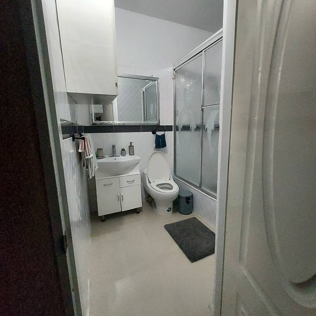 Sèche-cheveux, serviettes fournies, savon, papier toilette