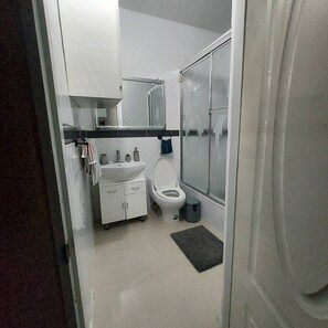 Secadora de cabello, toallas, jabón, papel de baño 