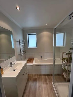 Shower, shampoo