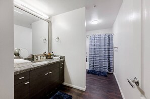 Sèche-cheveux, serviettes fournies, savon, papier toilette