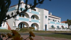 Ein Gebäude mit mehreren Bögen und einer blau-weißen Farbgebung.