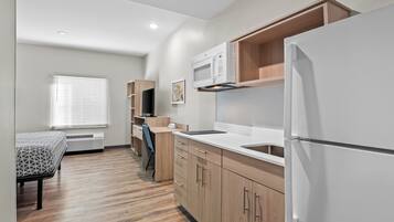Suite, 1 très grand lit, douche accessible en fauteuil roulant, non-fumeur | Accès au Wi-Fi (inclus)