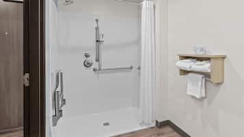 Suite, 1 kingsize-seng, rullestolvennlig dusj, ikke-røyk | Bad | Håndklær