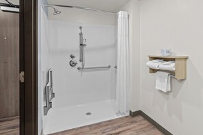 Suite, 1 cama de matrimonio grande, ducha adaptada, no fumadores | Baño | Toallas