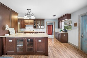 Mikrobølgeovn, ovn, kokeplater og oppvaskmaskin