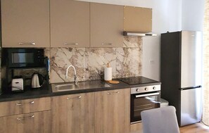 ثلاجة، فرن، موقد طهي مسطح، غسالة أطباق