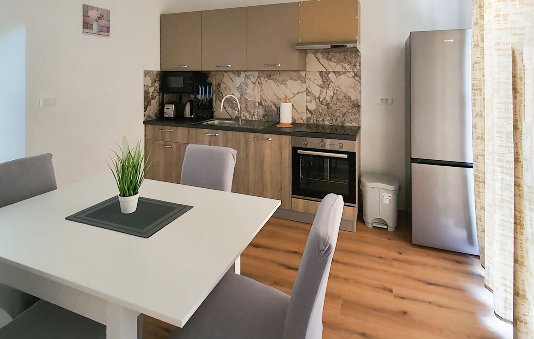 冷蔵庫、オーブン、コンロ、食器洗い機