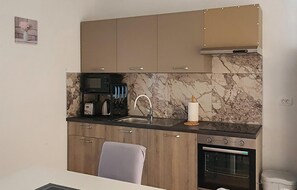 ثلاجة، فرن، موقد طهي مسطح، غسالة أطباق