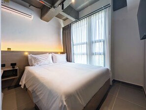 Escritorio, cortinas blackout y tabla de planchar con plancha