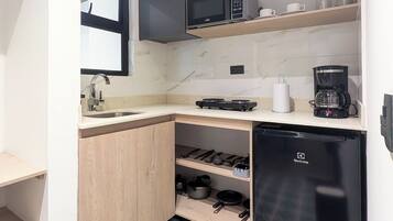 Habitación familiar | Escritorio, cortinas blackout y tabla de planchar con plancha