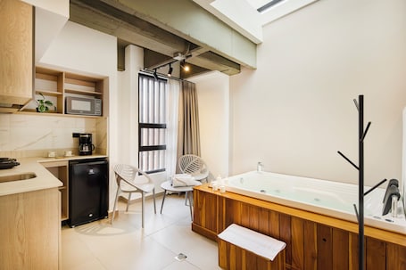 Luxury Suite | Private spa tub. Hotel Attic 33