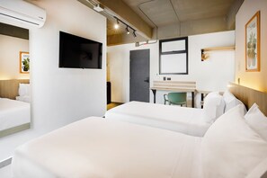 Kamar Twin Deluks | Meja kerja, tirai kedap cahaya, dan setrika/meja setrika