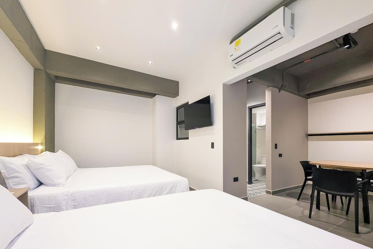 Habitación familiar | Escritorio, cortinas blackout y tabla de planchar con plancha