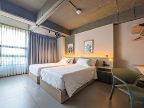 Escritorio, cortinas blackout y tabla de planchar con plancha