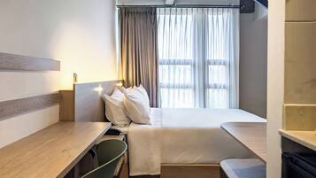 Deluxe Room | Desk, blackout drapes, iron/ironing board, free cribs/infant beds