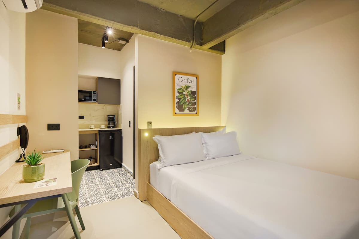 Kamar Double Standar | Meja kerja, tirai kedap cahaya, dan setrika/meja setrika