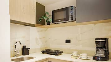 Frigobar, microondas, utensilios de cocina