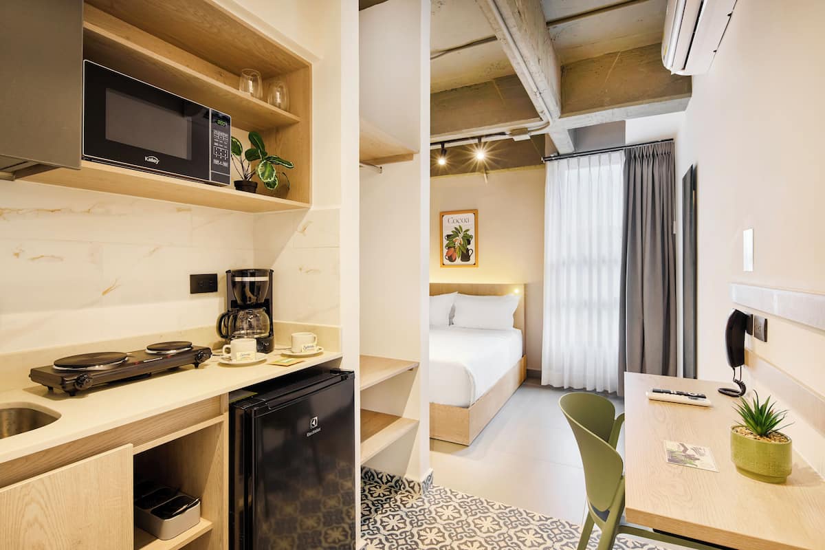 Kamar Deluks | Meja kerja, tirai kedap cahaya, dan setrika/meja setrika