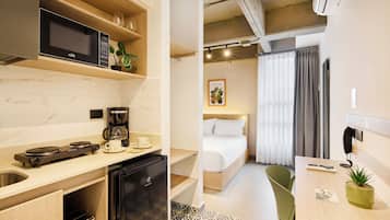 Escritorio, cortinas blackout y tabla de planchar con plancha