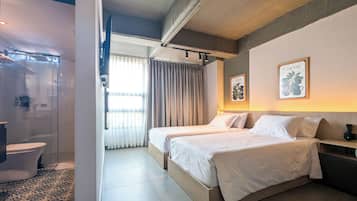 Habitación Deluxe con 2 camas individuales | Escritorio, cortinas blackout y tabla de planchar con plancha