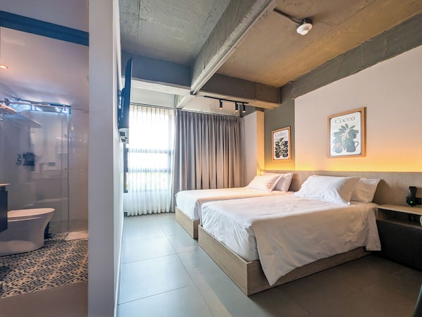 Escritorio, cortinas blackout y tabla de planchar con plancha