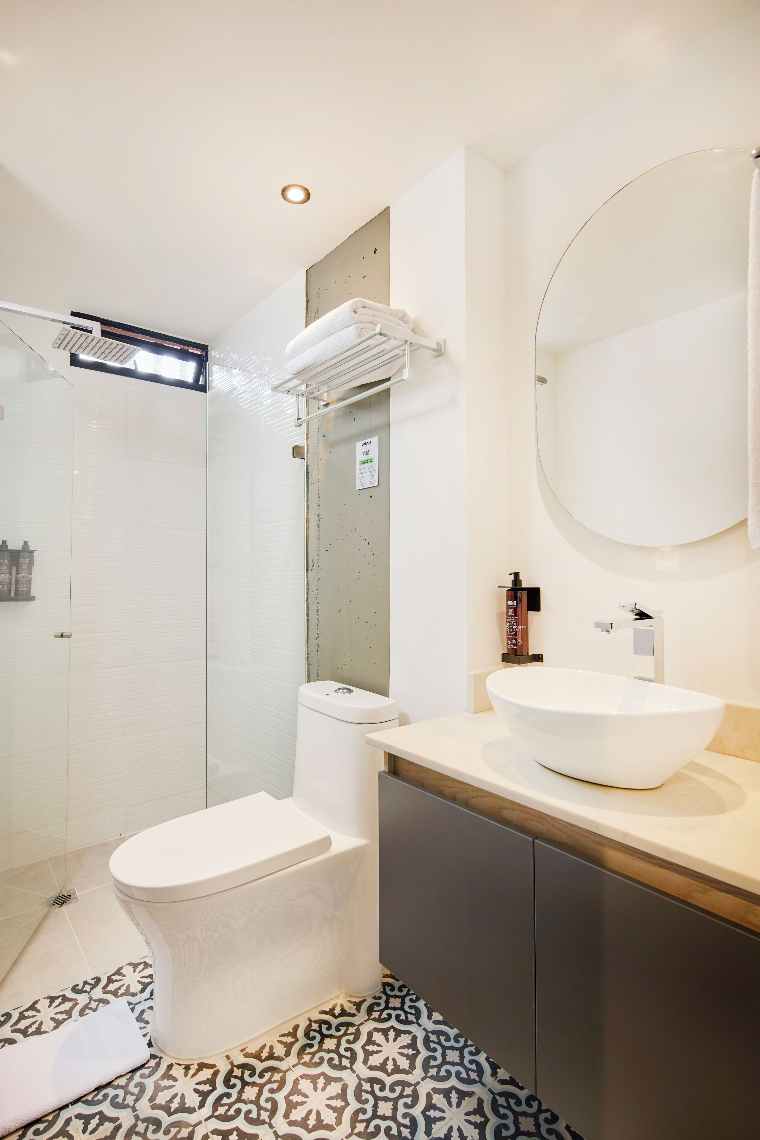 Suite de lujo | Baño | Ducha, secador de pelo, toallas y jabón