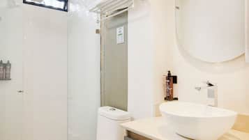 Suite de lujo | Baño | Ducha, secador de pelo, toallas y jabón