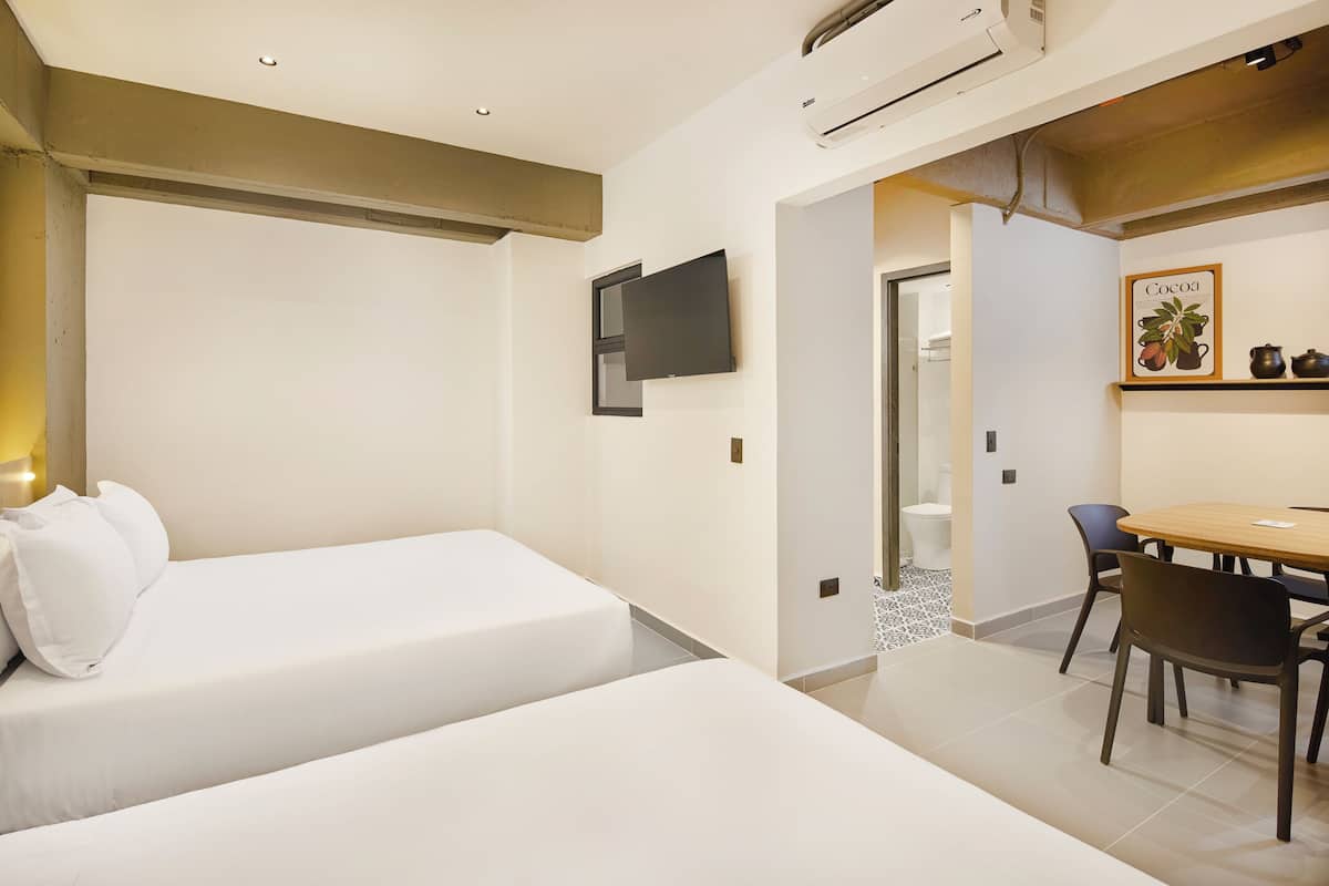 Kamar Keluarga | Meja kerja, tirai kedap cahaya, dan setrika/meja setrika