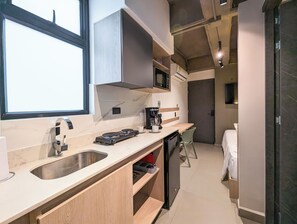 Doppia Standard | Cucina privata | Mini-frigorifero, microonde, pentole/stoviglie/utensili