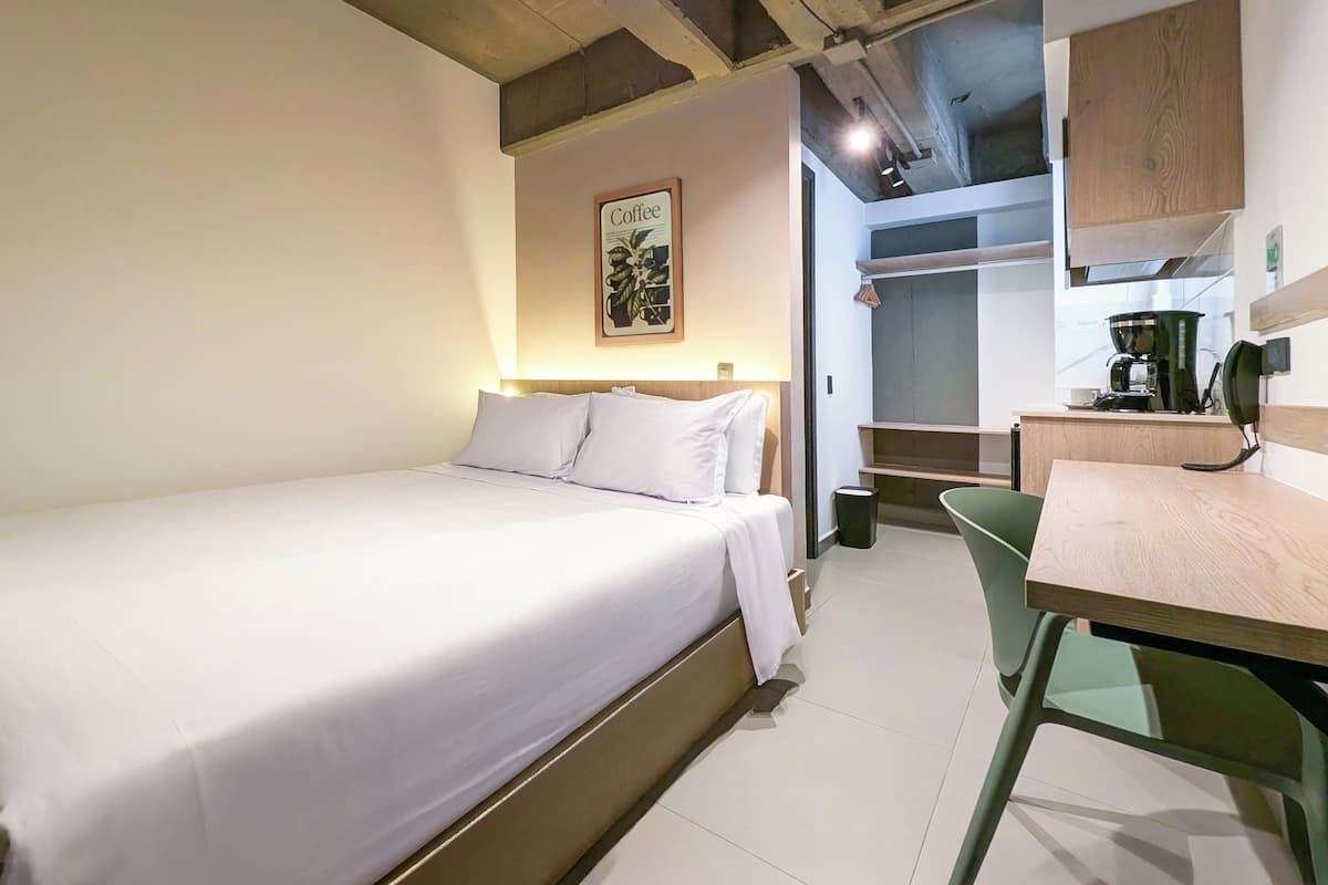 Habitación doble estándar | Escritorio, cortinas blackout y tabla de planchar con plancha