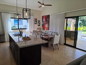 Villa, 5 habitaciones, con acceso para personas discapacitadas, para fumadores | Comedor