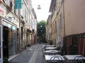 Outdoor dining - In the heart of the city (Bandol)