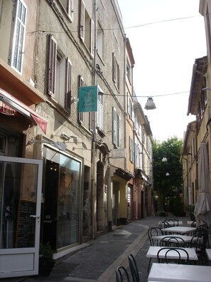 Outdoor dining - In the heart of the city (Bandol)