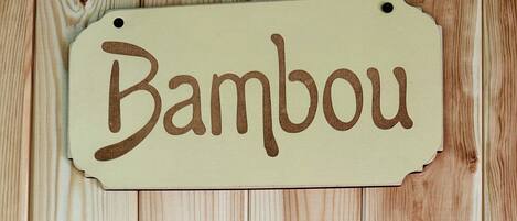Een houten bord met de tekst 'Bambou'.