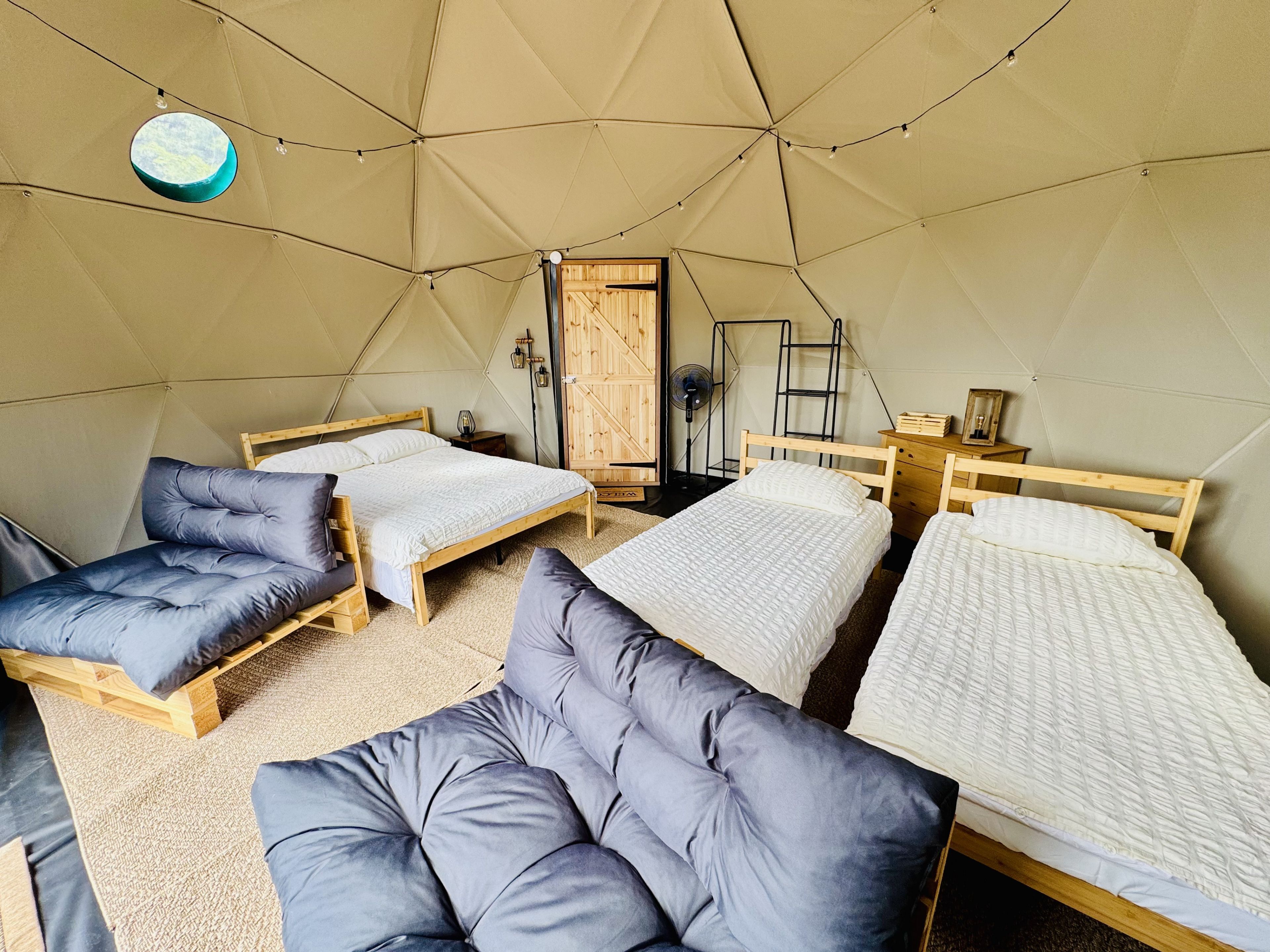 1 slaapkamer, een strijkplank/strijkijzer