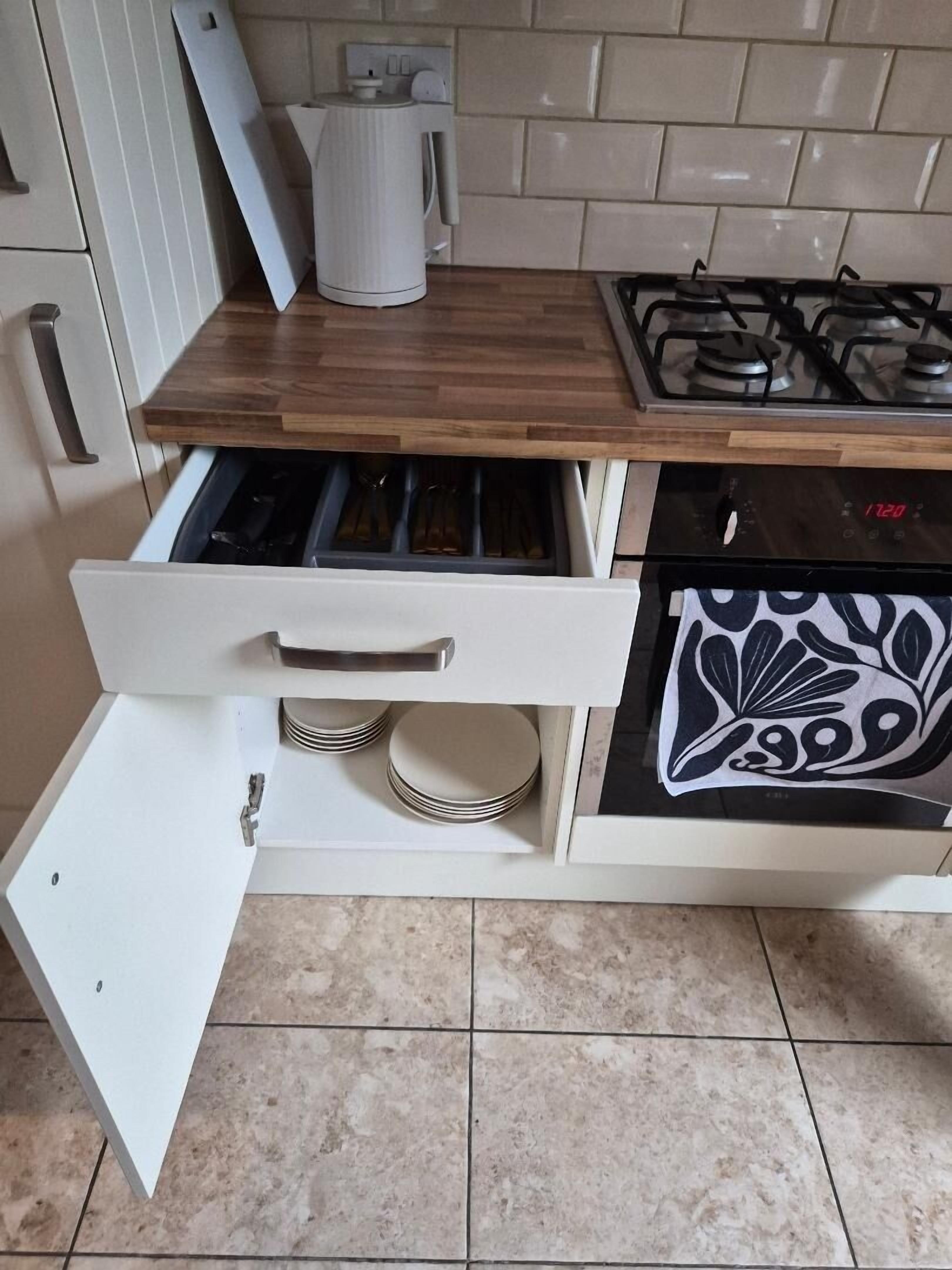 Kühlschrank, Mikrowelle, Ofen, Herdplatte