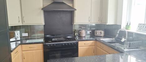 Køleskab, mikrobølgeovn, ovn, kogeplade