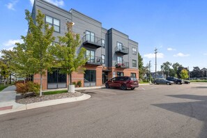 Exterior - Luxury 1br Condo Downtown with Balcony - 201 (Kalamazoo)