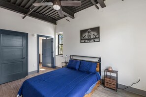 1 dormitori, escriptori, planxa i posts de planxar i wifi