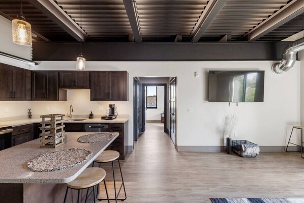 Frigorífic, microones, forn i placa de cuina