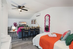 1 chambre, fer et planche à repasser, Wi-Fi, literie fournie